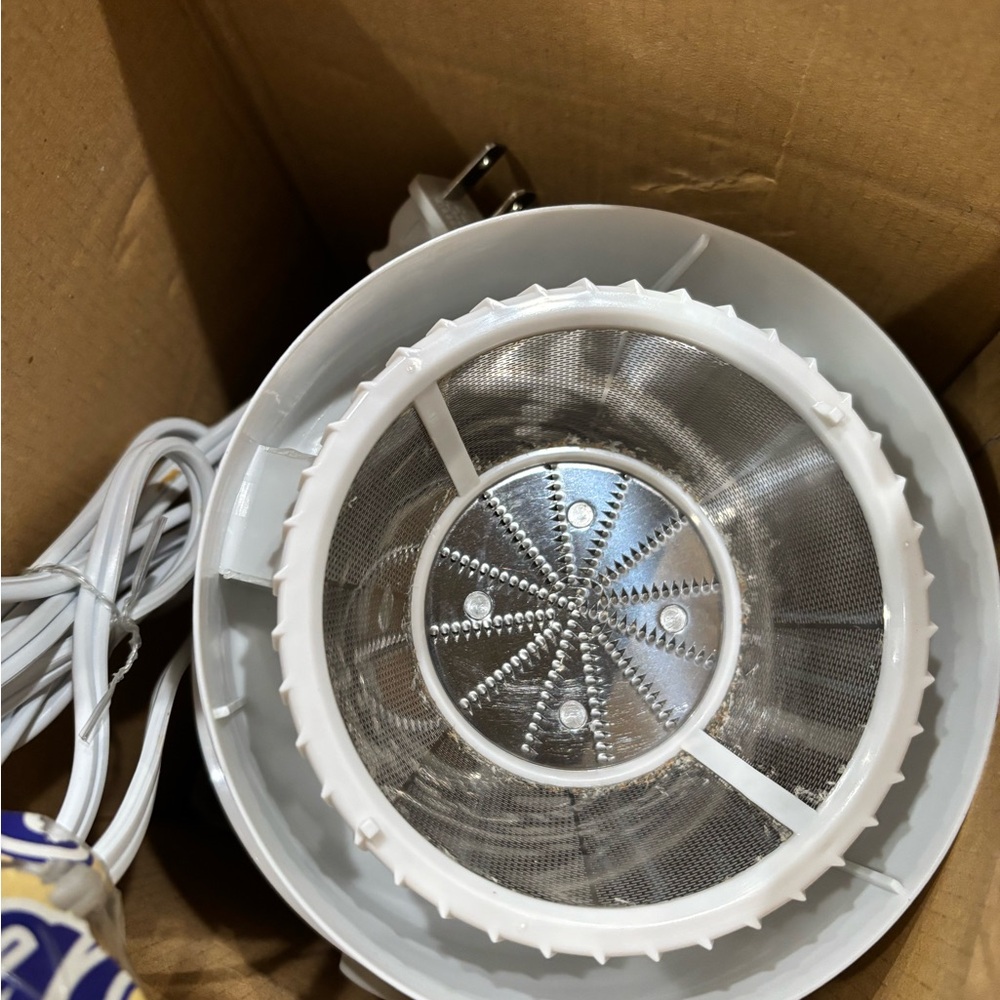 Like New Mini Juice Extractor - Picture 5 of 11